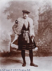 Pan Victor Cavendish, později 9. vévoda z Devonshire, jako velvyslanec, po Holbeinově portrétu Jean de Dinteville, vévodkyně z Devonshire na diamantovém jubilejním plese v Devonshire House
