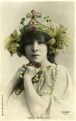 Henriette Rosine Bernard aka Sarah Bernhardt (1844-1923) jako „Vzdálená princezna“, hra Edmonda Rostanda. (černobílá fotografie)