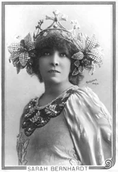 Henriette Rosine Bernard aka Sarah Bernhardt (1844-1923) jako „Vzdálená princezna“, hra Edmonda Rostanda (čb foto)