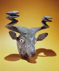 Hlava býka, z Iráku, cca 2000 př. n. l. (bronz a skořápka)