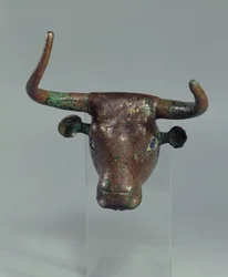 Hlava býka s královským sumerským nápisem, kování pro kus nábytku nebo harfu, z Tellohu (starověkého Girsu), raně dynastické období, kolem 2500-2400 př. n. l.