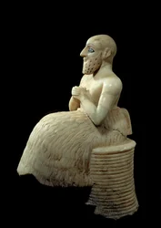Umění Mezopotámie: Socha intendanta Ebih-ila. Socha albastra, lastury, lapis-lazuli a břidlice, kolem 2500 př.nl (období Sumeru, kolem 2900-2200 př.nl). Od Mari. Výška: 0,525 m Paříž, Musee du Louvre.