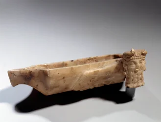 Umění Mezopotámie: Lampa zdobená androcefálním býkem (v albatre) Sumerské období (kolem 2400 př. Kr.). Paříž, Musee du Louvre