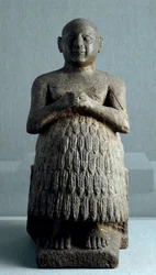 Mezopotámské umění: socha kněze a písaře Dudu z Lagaše. Dioritová socha kolem roku 2600 př. n. l. (sumerské období, kolem 2900-2200 př. n. l.). Výška: 0,45 m, Irácké muzeum, Bagdád