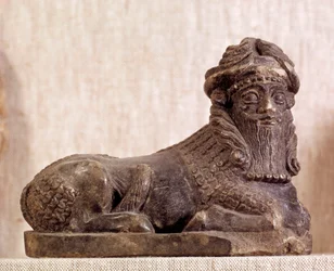 Východní starověk: býk Pie androcephale. Bronzová a stříbrná soška. Sumerské období. Ze Sumeru. Paříž, muzeum Louvre