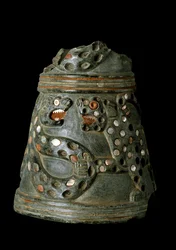 Dolní Mezopotámie, Irák, sumerské umění: hadcová váza z chrámu bohyně Inanny, naleziště Nippur: zobrazení boje mezi lvicí a hadem. 2600-2500 př. n. l. Výška 14,2 x průměr 12,5 cm. Bagdád, Národní muzeum Iráku