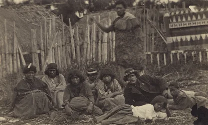 V Pawhakiro Pa, Hawkes Bay, Nový Zéland, kolem roku 1865 (tisk alba)