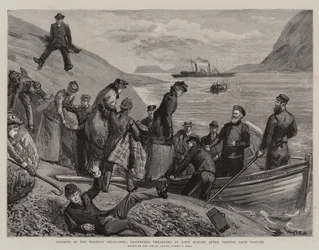 Turisté v západní vysočině, cestující nalodění u jezera Loch Scavaig po návštěvě jezera Loch Coruisk