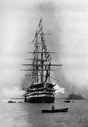HMS Duke of Wellington střílející Royal Salute jako vlajková loď v Portsmouth, Hampshire, 1896.