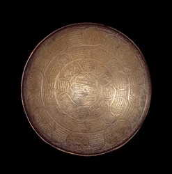 Orientální umění: dekor měděné a stříbrné mísy. 13. nebo 14. století. Ze Sýrie. Paříž, muzeum Louvre