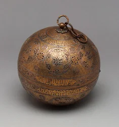 Pierced Globe, cca 1300 (mosaz vykládaný zlatem a stříbrem)