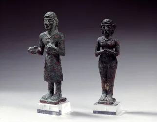 Sošky ctitelů a bohyně v bronzu, ze Sýrie 2300-2000 př.nl. Paříž, muzeum Louvre