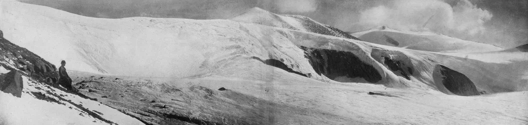 Avalanche Cliffs na jižní straně Granite Harbour, c1911, 1913.