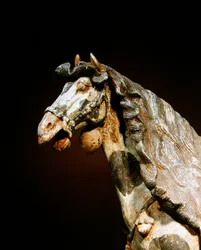 Detail koně, konec 7. - začátek 8. století (hliněná keramika se stopami pigmentu a zlacení)