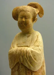 Malovaná a zlacená keramika, ženská figurka, dynastie Tchang (618-907), Šanghajské národní muzeum. Fotografie Léonarda de Selva, Čína, 2006.