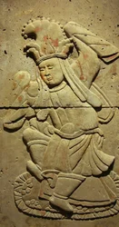 Terakotová stéla s tanečnicí, dynastií Tang (618-907), objevená v provincii Shaanxi, Muzeum Steles Forest v Xianu. Fotografie, Leonard de Selva, Čína, 2006.