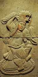Terakotová stéla s tanečnicí, dynastií Tang (618-907), objevená v provincii Shaanxi, Muzeum Steles Forest v Xianu. Fotografie, Leonard de Selva, Čína, 2006.