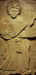 Terakotová stéla s hudebníkem, dynastií Tang (618-907), objevená v provincii Shaanxi, Muzeum Steles Forest v Xianu. Fotografie, Leonard de Selva, Čína, 2006.