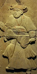 Terakotová stéla s hudebníkem, dynastií Tang (618-907), objevená v provincii Shaanxi, Muzeum Steles Forest v Xianu. Fotografie, Leonard de Selva, Čína, 2006.