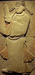 Terakotová stéla s hudebníkem, dynastií Tang (618-907), objevená v provincii Shaanxi, Muzeum Steles Forest v Xianu. Fotografie, Leonard de Selva, Čína, 2006.