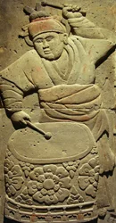 Terakotová stéla s hudebníkem, dynastií Tang (618-907), objevená v provincii Shaanxi, Muzeum Steles Forest v Xianu. Fotografie, Leonard de Selva, Čína, 2006.