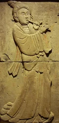 Terakotová stéla s hudebníkem, dynastií Tang (618-907), objevená v provincii Shaanxi, Muzeum Steles Forest v Xianu. Fotografie, Leonard de Selva, Čína, 2006.