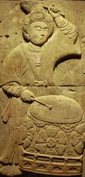 Terakotová stéla s hudebníkem, dynastií Tang (618-907), objevená v provincii Shaanxi, Muzeum Steles Forest v Xianu. Fotografie, Leonard de Selva, Čína, 2006.