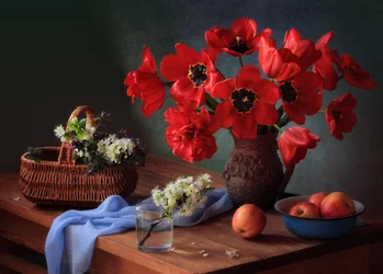 Zemské zátiší s červenými tulipány