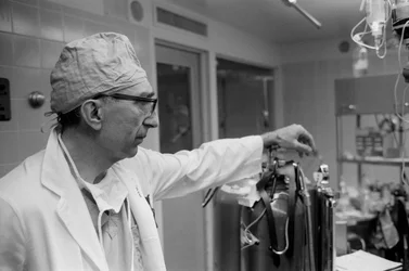 Dr. Michael DeBakey, kardiovaskulární chirurg z Texaského lékařského centra.