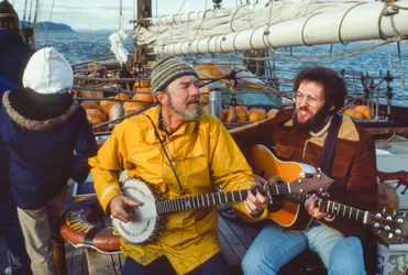 Hudebník a ekolog Peter Seeger hraje na banjo na palubě lodi Clearwater v...