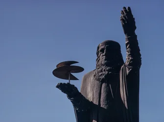 Socha Leonarda da Vinciho držícího letecký šroub v římském Fiumicino-Leonardo da...