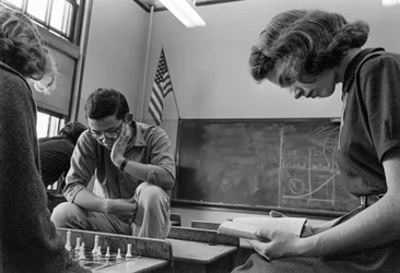 Studenti hrají šachy Jand reading at ames A. Garfield High School, a urban publi...