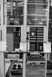 Údržba telefonních zařízení ve společnosti PacTel aka Pacific Telephone v Bellinghamu, ...