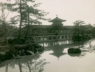 Zahrady svatyně Heian-Jingu v Kjótu, asi 1900-1915 (fotografie)