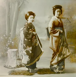 Portrét dvou mladých gejš kolem roku 1900 - 1915 (fotografie)