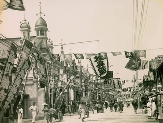 Divadelní ulice ve čtvrti Šinkaiči v Kóbe, asi 1900-1915 (fotografie)