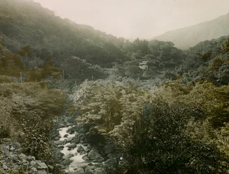Pohled na vesnici Miyanoshita v pohoří Hakone, asi 1900 - 1915 (fotografie)