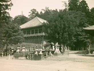 Pohled na buddhistický chrám Nigatsu - Do v Naře, asi 1900 - 1915 (fotografie)