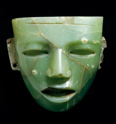 Jadeitová maska. Teotihuacanské umění z Mexika, kolem roku 250-600. Glyptika Inv. Gem 1921, č. 824. Museo degli Argenti, Palazzo Pitti, Florencie