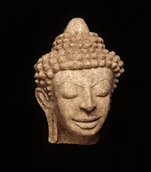 Buddhova hlava, z Chedi Chula Pathom, období Davaravati (štukatura)