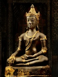 Buddha z Lanny ozdobený regáliemi