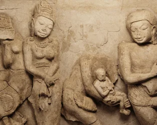 Reliéf z Chedi Chula Pathom, škola Davaravati (štukatura)