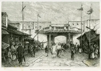 Canton Street Gate v Hanoji. Rytina Th. Weber, z fotografie, pro ilustraci příběhu Trente mois au Tonkin v roce 1884, od doktora Hocquarda, v tour du monde 1889, pod vedením Edouarda Chartona (1807-1890), Hachette, Paříž.