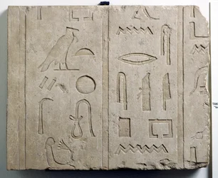 Fragment hieroglyfického nápisu, 25.-26. dynastie, cca 715-525 př.nl (vápenec)