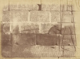 Detailní pohled na hieroglyfické nápisy a plastiky (Seznam poražených národů), Karnak