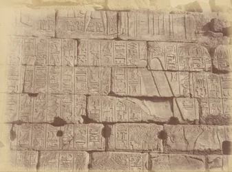Detailní pohled na hieroglyfické nápisy a plastiky (Seznam poražených národů), Karnak