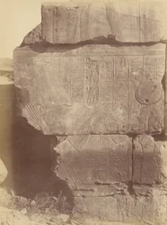Detailní pohled na hieroglyfické nápisy a sochy, Karnak