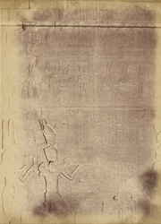 Detail hieroglyfických nápisů (pravděpodobně z Edfuova chrámu)