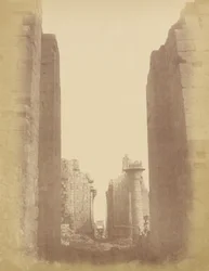 Karnak, pohled skrz místnost Hypostyle