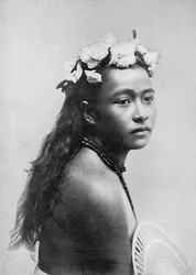 Samojská dívka s věncem květů ibišku, 1902